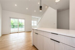 418 Atlantic Ave in Oceanside, NY - Building Photo