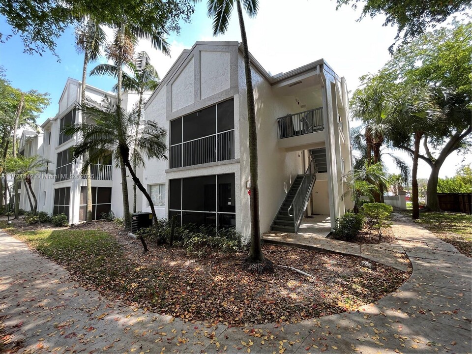 5628 Rock Island Rd in Tamarac, FL - Building Photo