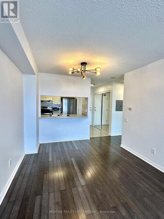 8-718 Hillcrest Ave in Toronto, ON - Building Photo