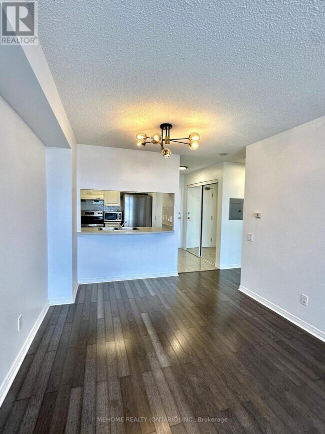 8-718 Hillcrest Ave