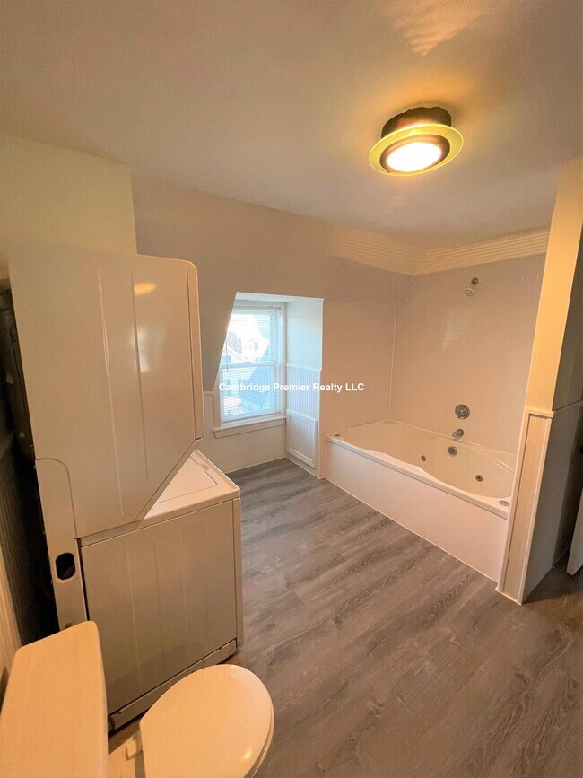 14 Chestnut St, Unit 4 in Malden, MA - Foto de edificio - Building Photo