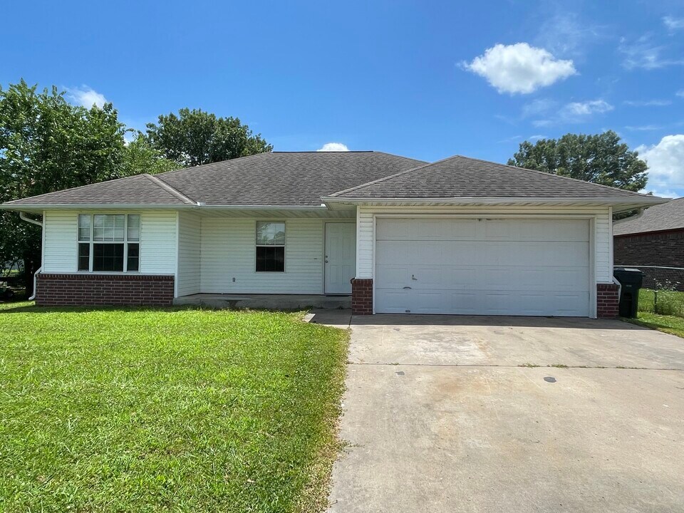 821 Cowell St in Claremore, OK - Building Photo