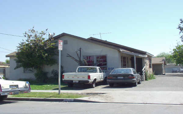 201 N Susan St in Santa Ana, CA - Building Photo