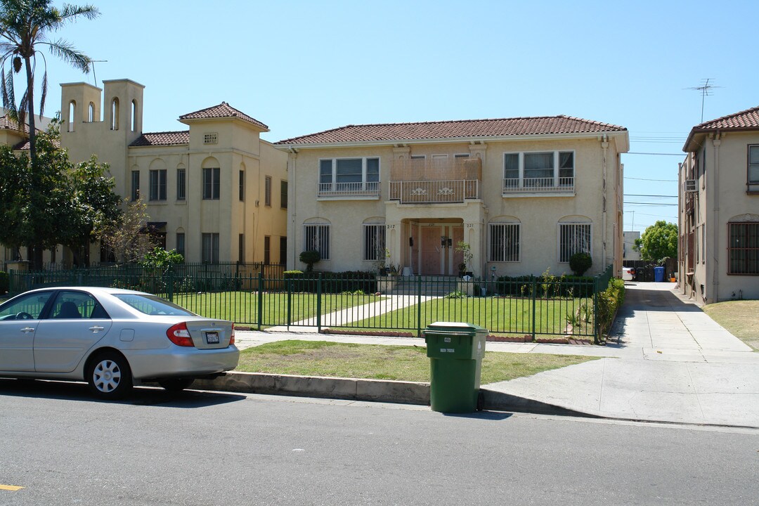 221 S New Hampshire Ave in Los Angeles, CA - Building Photo