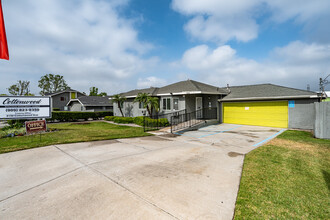 Cottonwood Apartments in Fontana, CA - Foto de edificio - Building Photo