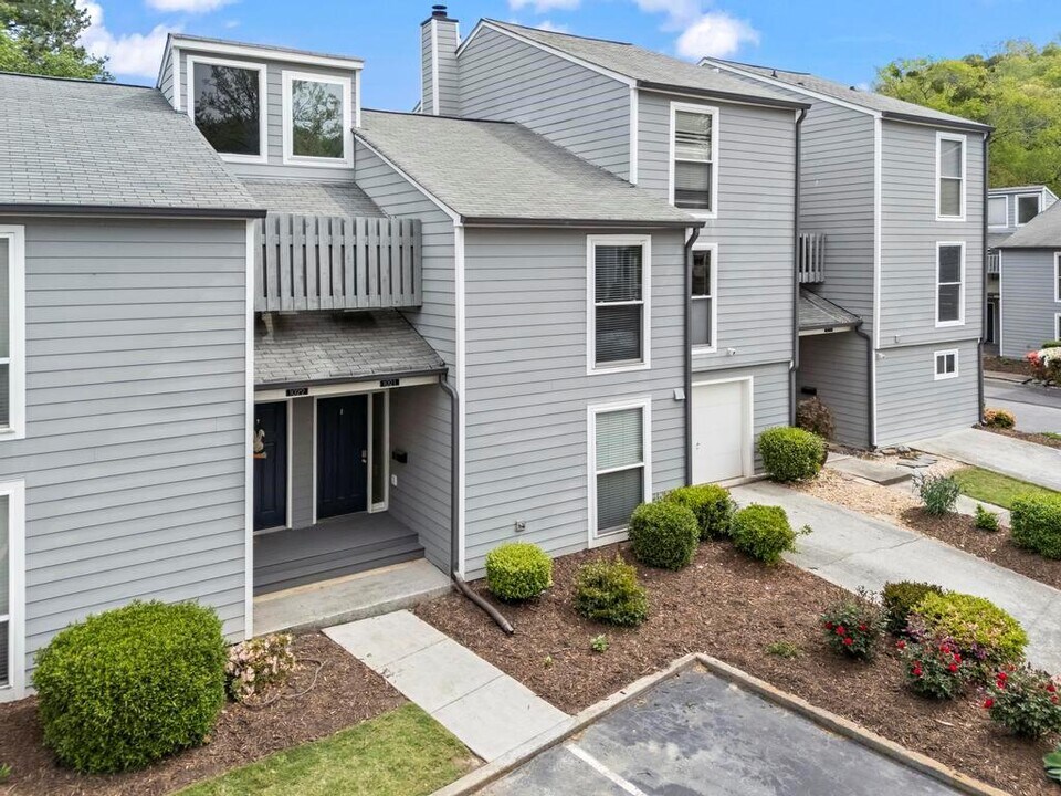 1021 Riverbend Club Dr SE in Atlanta, GA - Building Photo