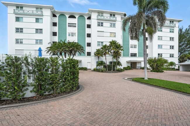 2011 Gulf Shore Blvd N in Naples, FL - Building Photo - Building Photo