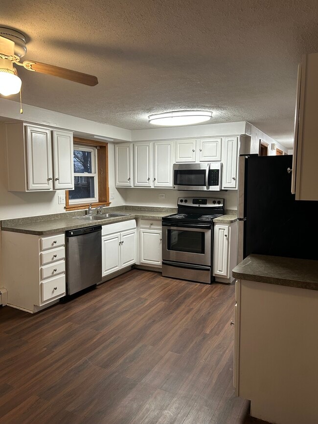 640 56th Pl, Unit GARDEN in Clarendon Hills, IL - Building Photo - Building Photo