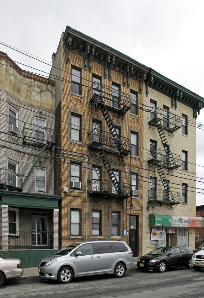 5902 Hudson Ave in West New York, NJ - Foto de edificio - Building Photo