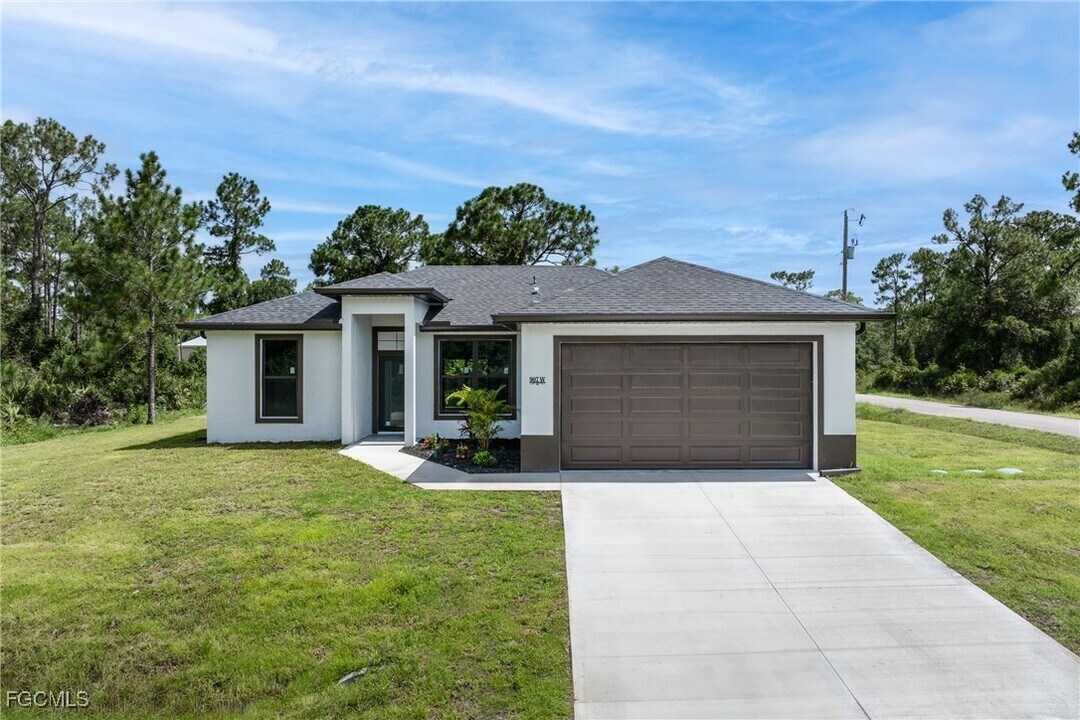 907 W 9th St in Lehigh Acres, FL - Building Photo