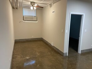 175 S McHenry Ave, Unit 1 Bed - 1 Bath in Crystal Lake, IL - Foto de edificio - Building Photo