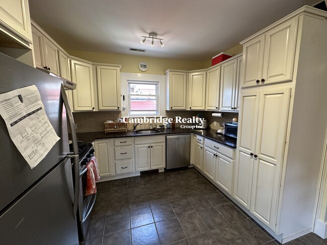21 Irving St, Unit 2A in Cambridge, MA - Building Photo - Building Photo