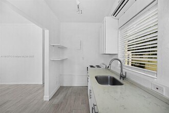 2822 Pine Tree Dr in Miami Beach, FL - Building Photo - Building Photo