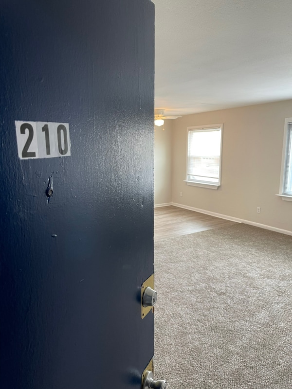 2412 Azalea Garden Rd, Unit 210 in Norfolk, VA - Foto de edificio - Building Photo