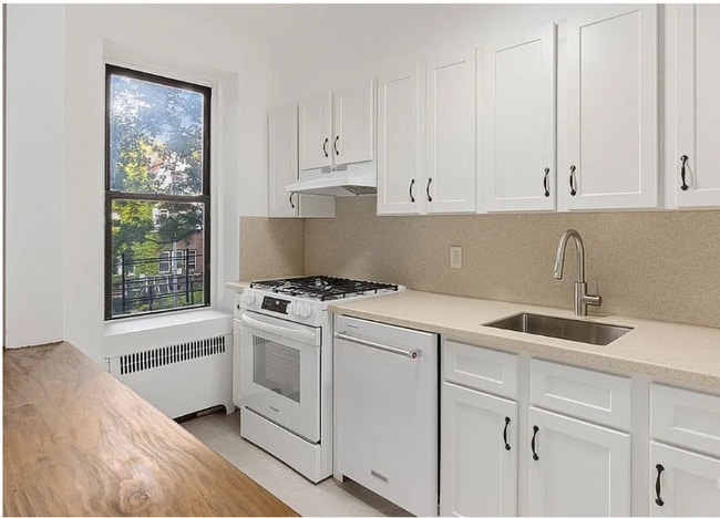 34-20 83rd St in Flushing, NY - Foto de edificio - Building Photo