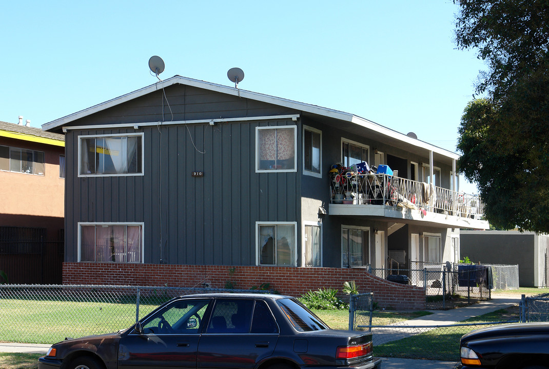 910 W Cedar Ct in Oxnard, CA - Foto de edificio