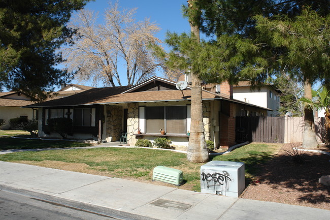 2852 Karen Ave in Las Vegas, NV - Building Photo - Building Photo