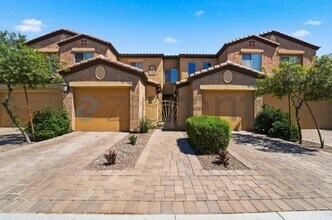 250 W Queen Creek Rd in Chandler, AZ - Foto de edificio - Building Photo