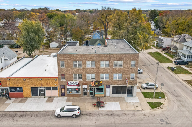 W 5th St Apartments in Waterloo, IA - Building Photo - Building Photo