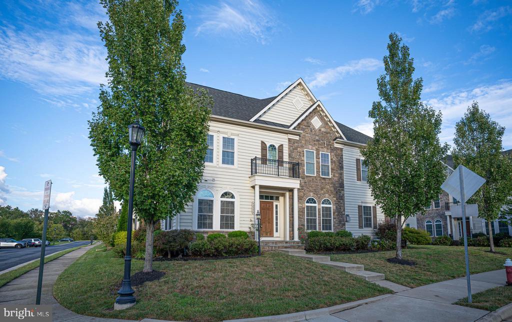 42556 Pine Forest Dr in Chantilly, VA - Building Photo