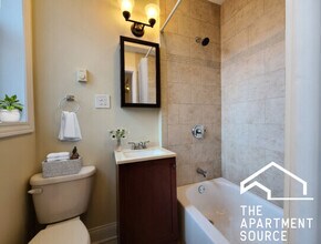 818 W Diversey Pkwy, Unit Q in Chicago, IL - Foto de edificio - Building Photo