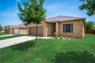 425 Waterline Dr in Crowley, TX - Building Photo - Building Photo