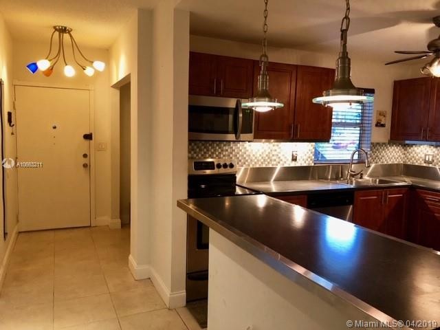 830 NE 199th St-Unit -104B in Miami, FL - Building Photo - Building Photo