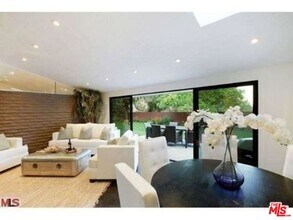 2100 Roscomare Rd in Los Angeles, CA - Building Photo - Building Photo