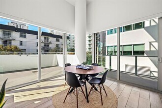 1600 SW 1st Ave in Miami, FL - Foto de edificio - Building Photo