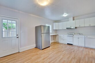 32 Annie Laurie Ave in Mountain View, CA - Building Photo - Building Photo