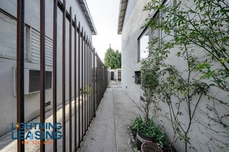 6927 Whitsett Ave in Van Nuys, CA - Building Photo - Building Photo
