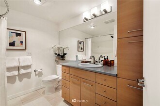 1420 E Pine St, Unit E410 in Seattle, WA - Building Photo - Building Photo