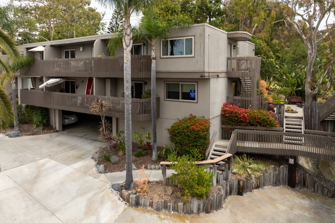 Rosebay Falls in Encinitas, CA - Foto de edificio