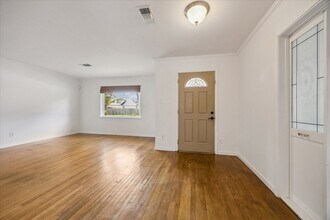 1136 Oak Tree Dr in Houston, TX - Building Photo - Building Photo