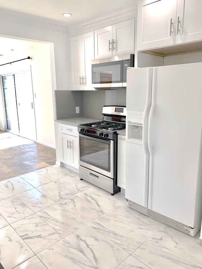 17418 Califa St in Encino, CA - Foto de edificio - Building Photo