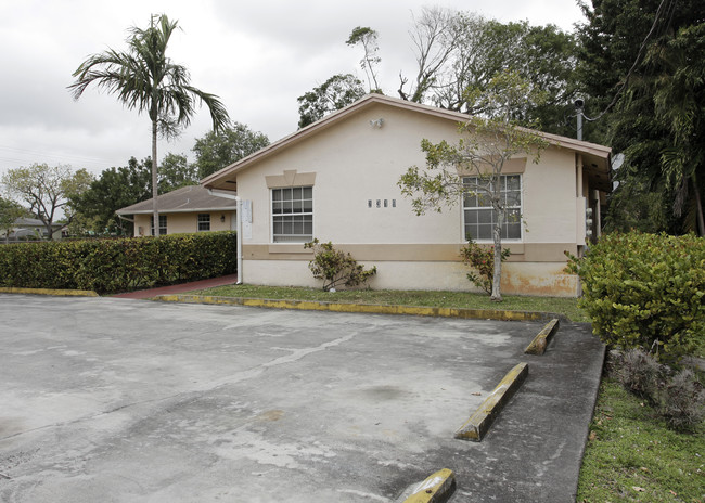 2319 Johnson St in Hollywood, FL - Building Photo - Building Photo