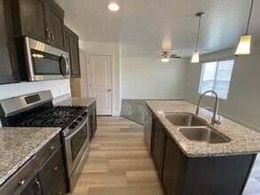 5823 Firebird Wy in Saint George, UT - Foto de edificio - Building Photo
