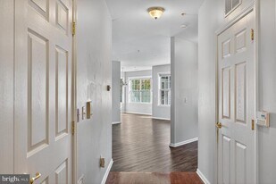 127 Timberlake Dr in Ewing Township, NJ - Building Photo