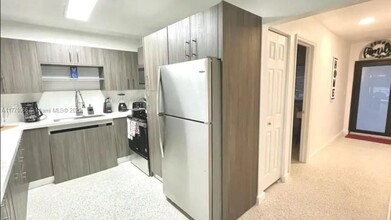 252 SW 10th Ave in Hallandale Beach, FL - Building Photo - Building Photo