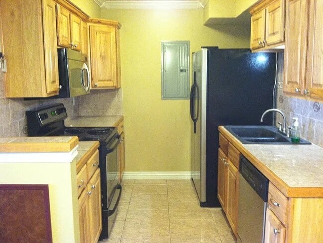 10150 E Virginia Ave, Unit 5-105 in Denver, CO - Foto de edificio - Building Photo