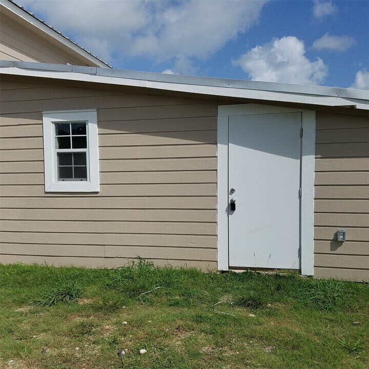 1503 Spur 529 in Rosenberg, TX - Building Photo