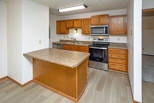 CARRINGTON COURT in Grand Forks, ND - Building Photo