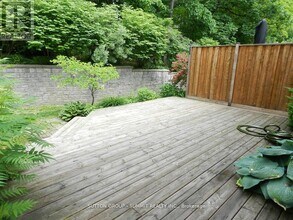 5490 Glen Erin Dr in Mississauga, ON - Building Photo - Building Photo