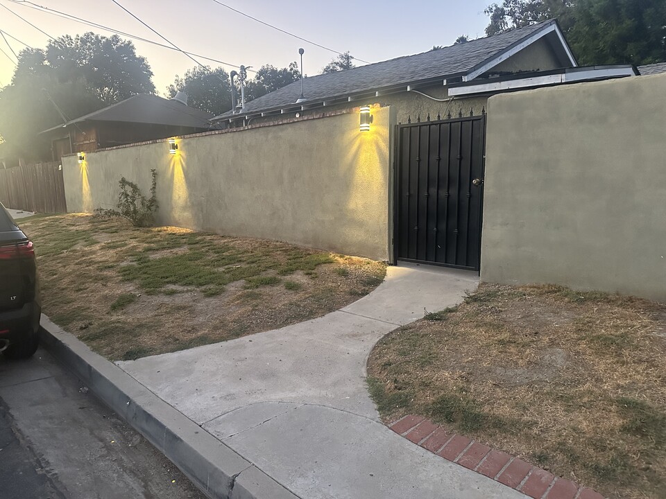 7403 Vanalden Ave in Reseda, CA - Building Photo