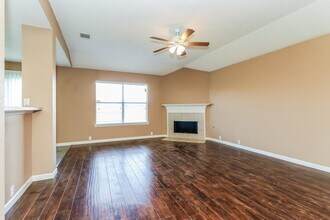 6901 Baybridge Dr in Arlington, TX - Building Photo - Building Photo