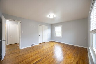 2416 Warrensville Center Rd in University Heights, OH - Building Photo - Building Photo