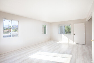 390 W Santa Elena Rd in Palm Springs, CA - Building Photo - Building Photo