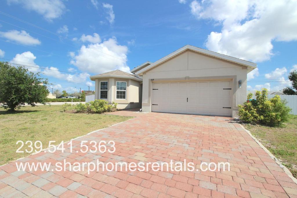 709 SW 25th Ln in Cape Coral, FL - Building Photo