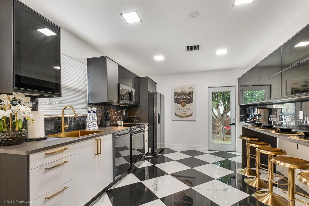 919 NW 49th St in Miami, FL - Building Photo