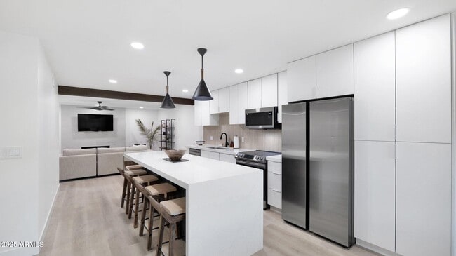 property at 7207 N Vía De Paesia